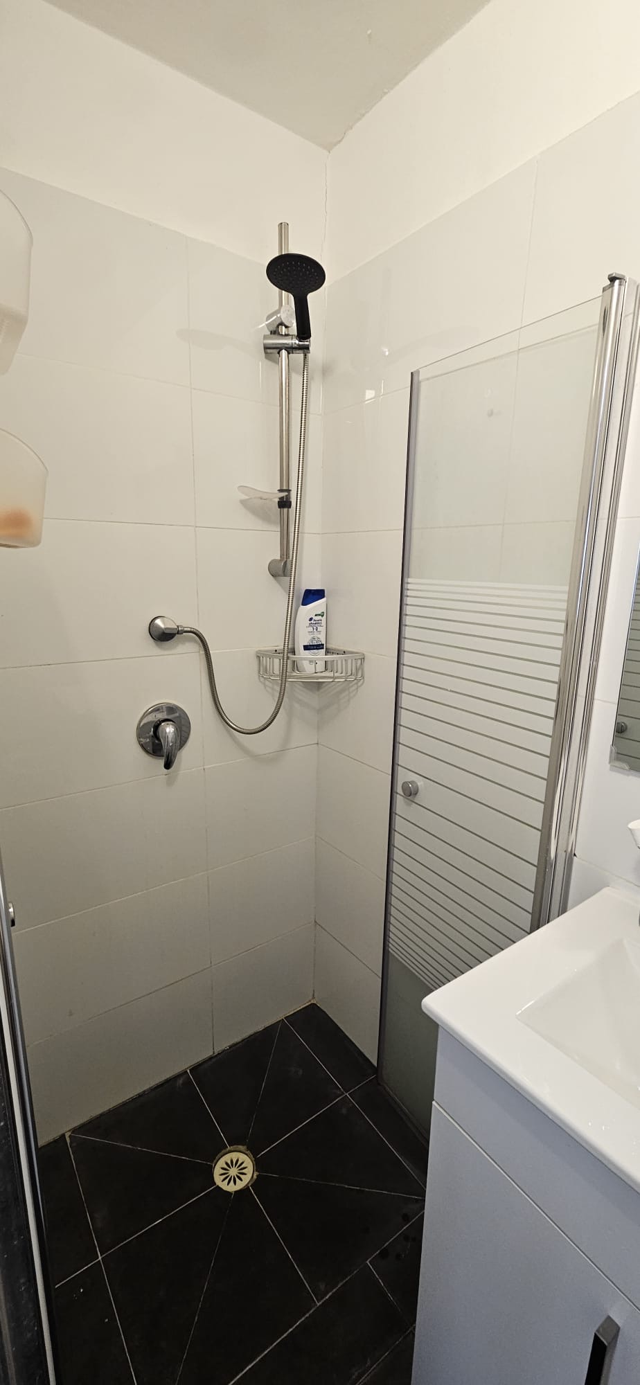 חדר מאסטר בדירת שותפים בשכונה ד