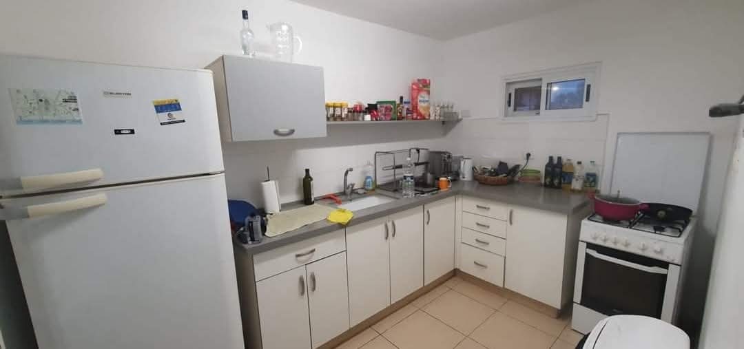 חדר גדול בדירת שותפים שווה בשכונה ב(100 מ"ר)