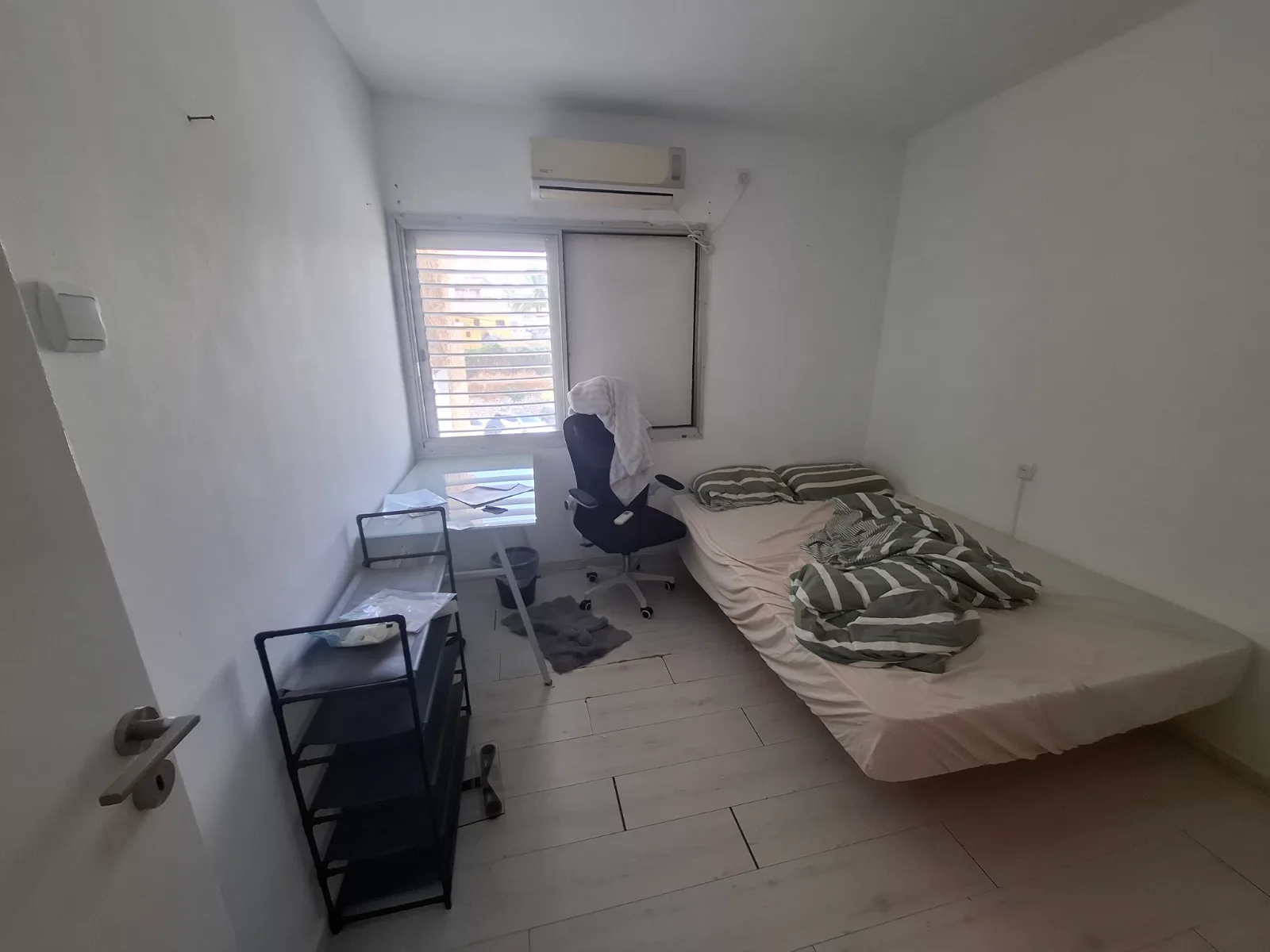 חדר גדול בדירת שותפים שווה בשכונה ב(100 מ"ר)