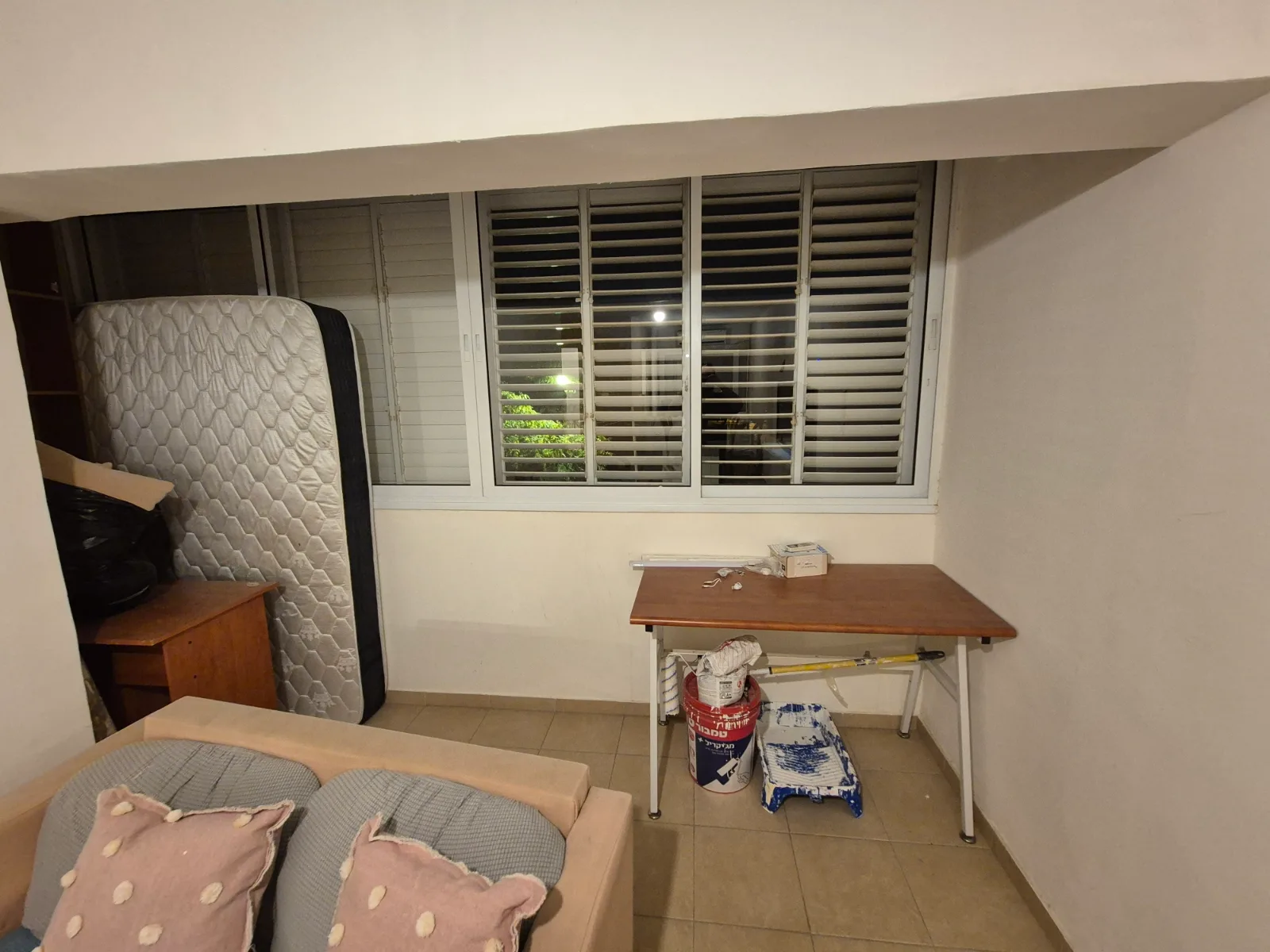 להשכרה דירה 2 חדרים וסלון בשכונה ו הישנה צמוד לאוניברסיטה — תמונה 3